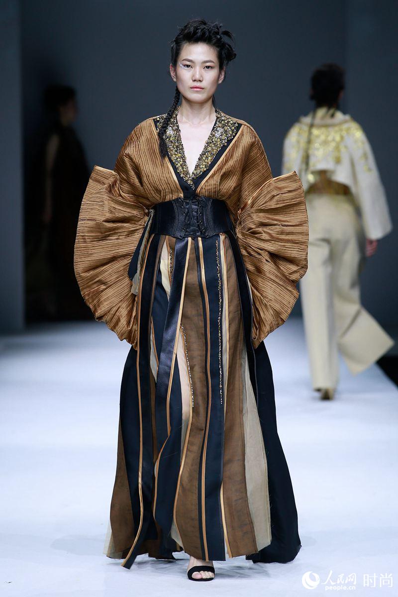 浙江理工大學(xué)服裝學(xué)院 2018屆服裝與服飾設(shè)計(jì)畢業(yè)作品發(fā)布會(huì)作品賞析